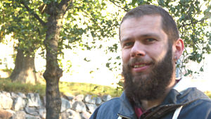 John Björkman anser att de privata museerna i vårt land mår bra. Museiforskare John Björkman utanför Åbo slott