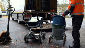 barnvagnar lastas på en lastbil