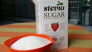 Stevia isolla nimessä, painosta 0,45 prosenttia. Dansukkerin SteviaSokeria purkissa ja kulhossa