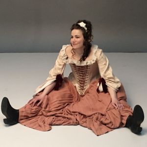 Julia Korander fick klä sig i tidsenlig klänning för promobilderna. Men också för ljudeffektarnas del strävar man efter att använda rätt sorts tyger och skor t.ex.. Julia Korander sitter bredbent på golvet i 1700-talskläder.