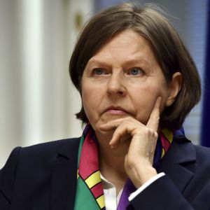 Europaparlamentariker Heidi Hautala vill inte ställa om klockan två gånger per år. Heidi Hautala.