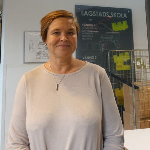Rektor Agneta Torsell säger att Lagstads skola blivit tvungen att tillkalla polis ett antal gånger. Rektor Agneta Torsell står i korridoren i Lagstads skola