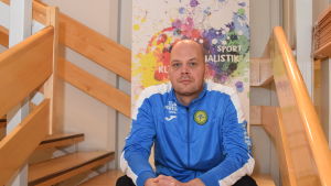 HC HIK:s herrlag tränas av Petter Forsström. Porträttbild på Petter Forsström.