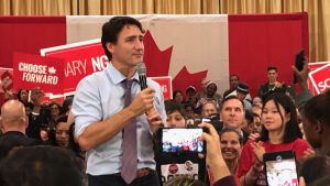 Trudeau besökte staden Vaughan några dagar före valet. Justin Trudeau under kampanjevenemang