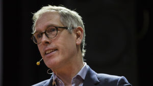 Scenen är hans. Jan Holmberg gästade Hanaholmems kulturcentrum i början av året och återvänder dit för ett stort Bergamanseminarium i november. Jan Holmberg uppträder på scenen i Hanaholmens kulturcentrum.