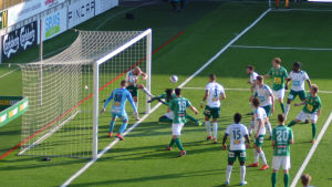 Så här nära ett mål kom KPV i matchen mot IFK Mariehamn. Daniel Sjölund rensar bollen.