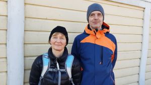 Eva Hagman och hennes man Sami Reuter påminner om vikten av att folk håller kontakt med varandra även om man inte träffas. Par på promenad.
