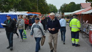 Höstmarknaden i Ekenäs lockar mycket folk. Människor går omkring på en marknad.