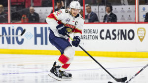 Barkov är Panthers bästa och viktigaste spelare. Aleksander Barkov med pucken.
