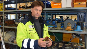 Stefan Nordlund med ett av de igentäppta rören från Hantverkaregatan. Stefan Nordlund på Vatten- och avloppsverket i Hangö.