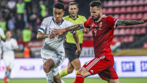 En av Pyry Soiris största styrkor är att våga utmana och ta sig förbi sin försvarare. Pyry Soiri med bollen i en landslagsmatch.