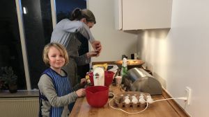 Lotta Nymann-Lindegren bakar med sonen Axel Lotta Nymann-Lindegren bakar hemma i köket tillsammans med sin son Aksel.