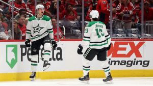 Hintz firar sitt mål mot Washington med Mattias Janmark. Roope Hintz och Mattias Janmark firar ett mål.