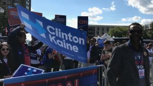 Dave Ray har kommit till Hofstrauniversitetet för att visa sitt engagemang för Hillary Clinton. Debatten ser han på hotellets storskärm. Ray Day står framför en skara Hillarysupportrar på Hofstrauniversitetet