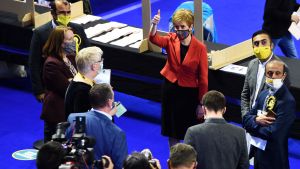 Partiet Scottish National Party blir störst i parlamentet. Partiledaren Nicola Sturgeon har utlovat en folkomröstning om självständighet ifall frågan skulle få majoritet i parlamentet. För att uppnå majoritet behövs 65 av 129 mandat – SNP landade på 64. Nicola Sturgeon omringad av media.