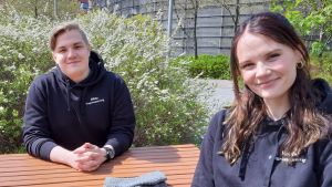 Vårdarlönerna ska motsvara utbildningen, säger Tobias Liljeström och Ronja Nummelin. En ung man och en ung kvinna sitter på var sin sida av ett bord, men så att de är vända mot kameran. Den unga kvinnan sitter närmast kameran, medan mannen har sina händer knäppta på bordet. Båda tittar in i kameran med ett litet leende på läpparna.