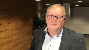 Jyrki Halvari berättar att transportföretagen hittar på olika sätt att försöka kringgå kollektivavtalet. Ett sätt är att erbjuda lite högre timlön, men inte betala några tillägg alls. Jyrki Halvari