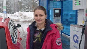Anna Laima har bättre samvete när hon kör med biogas som drivmedel i stället för bensin eller diesel. Anna Laima vid gastankningspunkten i Muijala i Lojo.