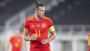 Gareth Bale var osynlig i mötet i Helsingfors, men finns med som det största namnet i Wales trupp. Gareth Bale i en match mot Finland.