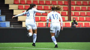 Nana Yang stod för två mål i matchen. Nana Yang och Nora Lehto (t.h.) firar ett mål i matchen mot Tjeckien i kvalet i U19-EM.