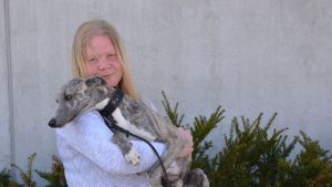 Heidi Huikko med hunden Rikka i famnen. De brukar möta mopedåkare på sina promenader och störs inte det minsta av dem. Heidi med sin hund i famnen.