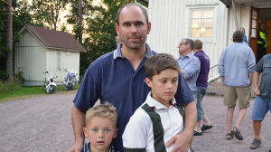 Mikkos Skutnabb med sönerna Alex och Anton, han har också en tonårsdotter och en 2-årig son. Mikko Skutnabb med sönerna Alex och Anton