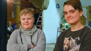 Unga förmågor. Axel Törnroos är redan en veteran när det gäller Liljendalrevyn. Andreas Sjögård däremot gör sin debut på tiljorna i år. Axel Törnroos och Andreas Sjögård sitter på scenen