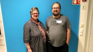 Tuija och Jochum Wilman vill genom sitt deltagande visa att de står upp för HBTQ-personers rättigheter. Till vänster står en kvinna och till höger en man framför en blå vägg.