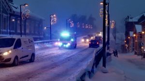En ambulans försöker ta sig fram i Borgå på tisdagseftermiddagen. Plogbilarna prioriterar stadens huvudgator men har svårt att hinna med mindre vägar. Det kan löna sig att lämna bilen hemma också på onsdagsmorgonen. En ambulans kör över Mannerheimgatans bro i Borgå. Det är mörkt och mycket snö på marken.