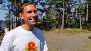 Gustav i sin katolska t-shirt. Gustav Ahlman har konverterat från Svenska Kyrkan till den Katolska kyrkan. Korpo augusti 2019.