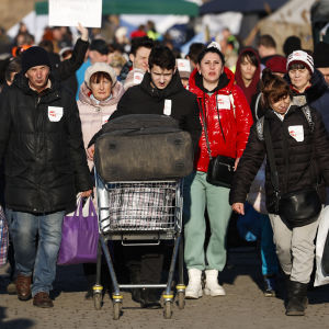 Ukrainska flyktingar anländer till gränsövergången Medyka i Polen den 14 mars 2022. 