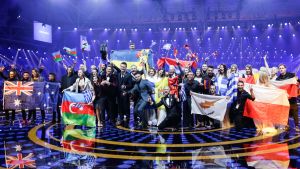 De tio som gick vidare tillsammans på scenen. Länderna som gick vidare från semifinal 1 i Eurovision 2017.