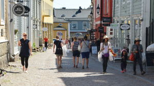 Upplevelseturister går mycket hellre själv och tittar i butiksfönstren i Borgå tillsammans med en lokal guide, än att de föses till godisaffären i en stor grupp. turister