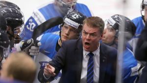 Raimo Helminen försökte väcka Juniorlejonen med timeout. Raimo Helminen ropar åt Juniorlejonspelarna.