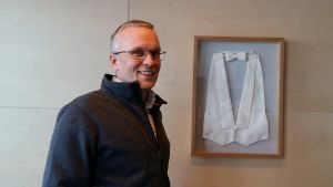 Janne Poranen med den väst han hade till Självständighetsbalen. "Garanterat festens dyraste plagg". Janne Poranen med väst i Spinnovamaterial