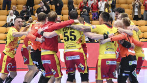 samtliga Cocksspelarna firar hemmesegern över Tatran Preson i Champins League hösten 2019.