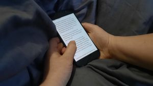 Det viktigaste är inte att veta hur långt uppgifterna läckt, utan vilka uppgifter som läckt ut, säger hen till Svenska Yle. En person ligger i sängen och kollar på sin mobilskärm vad det står.