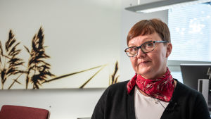 Anneli Pahta meddelade kort efter Spotlights intervju att hon slutar som kommundirektör i Kimitoön. Orsaken är en längre tids förtroendekris mellan Pahta och en grupp politiker i kommunen. Anneli Pahta i sitt arbetsrum.