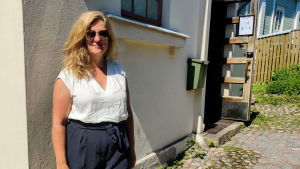 Karin Westerholm var mycket nöjd efter den korta privata konserten. En kvinna står framför en vit husvägg.