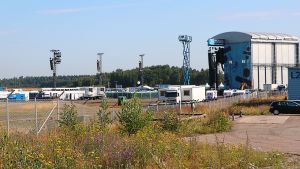 Scenen där Ed Sheeran kommer att spela är den blå konstruktionen längst till höger. Scen och bilar på stort område.