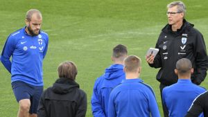 Teemu Pukki har haft fotproblem, men Markku Kanerva tror att anfallaren spelar mot Bulgarien. Markku Kanerva leder landslaget.