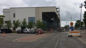 S:t Karinshuset invigs officiellt i februari 2018 men självständighetsdagen kommer att firas i den nya byggnaden nästa vecka. S:t Karinshuset finns i centrum av S:t Karins, ett stenkast från Kaarina Center vid Oskarinaukio. Halvfärdig byggnad.