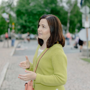 Sanni Grahn-Laasonen juttelee Hämeenlinnan Verkatehtaan pihassa.