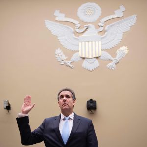 Cohen svär att tala bara sanning. Det gick inte så bra senast. Michael Cohen i högtidlig bidl där han svär en ed om att tala sanning. Förra gången bröt han mot den.