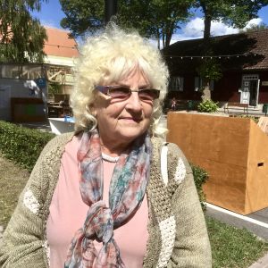 Maimu Lomp är en pensionär som försörjer sig som aktivitets- och gymnastikledare för äldre i Paide. Där kommer hon i kontakt med många av stadens pensionärer. Den estniska pensionären Maimu Lomp blickar förbi kameran med oro i blicken