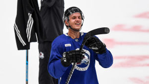 Mikko Rantanen tycker sig vara i skick inför matcherna i augusti. Mikko Rantanen ler och pysslar med klubbladet på träning.