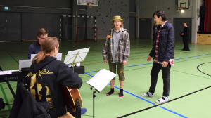 Vera Kopra och Florent Mlinaku övar på sång, Kasper Renlund spelar piano, på gitarr Fred-Eric Sammalisto. Dramaklubb i Mattliden januari 2016, trollkarlen från oz övas