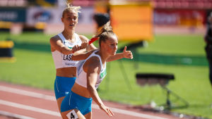 Lassfolk växlar till Viivi Lehikoinen. Wilma Lassfolk växlar till Viivi Lehikoinen vid U20 VM i Tammerfors.
