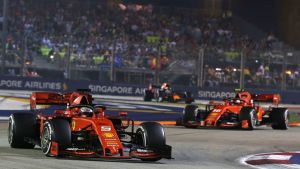 Sebastian Vettel kör i kurva före Charles Leclerc.