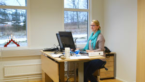Vivian Slätis jobbar som controller på Borgå Energi. Kvinna sitter bakom skrivbord och jobbar i kontorsrum.
